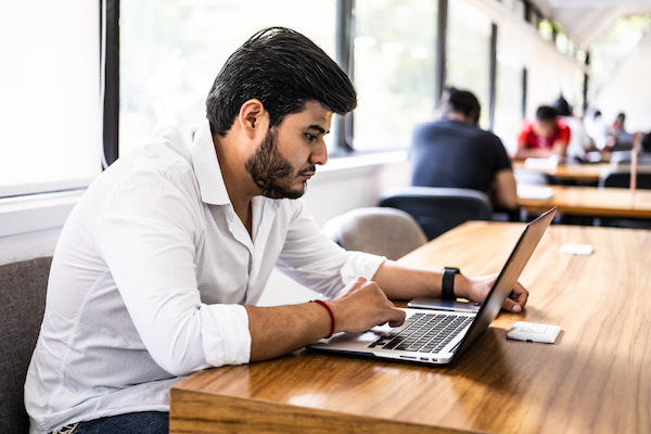 alumno de la anahuac utilizando herramientas de IA en su laptop 