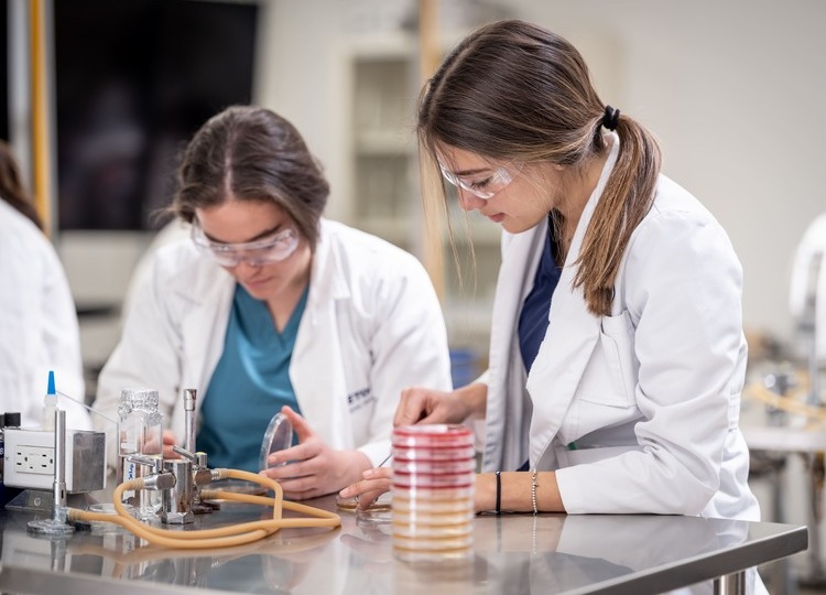 alumnas trabajando en laboratorio ciencia