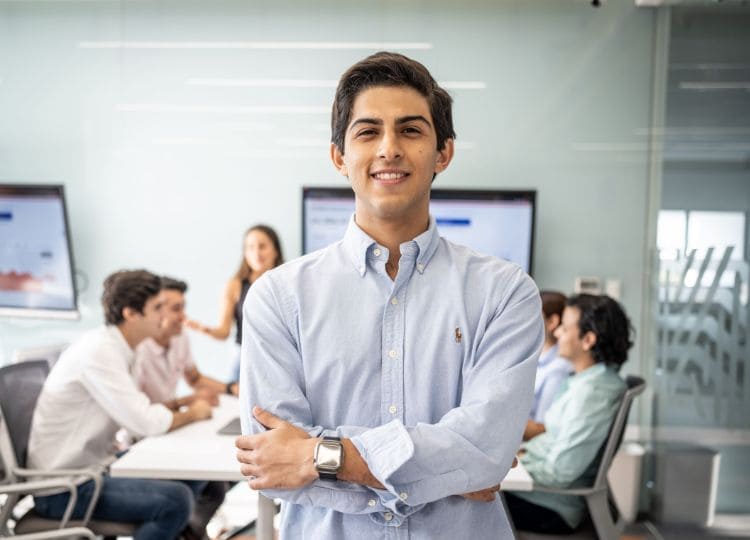 alumno-en-traje-aula