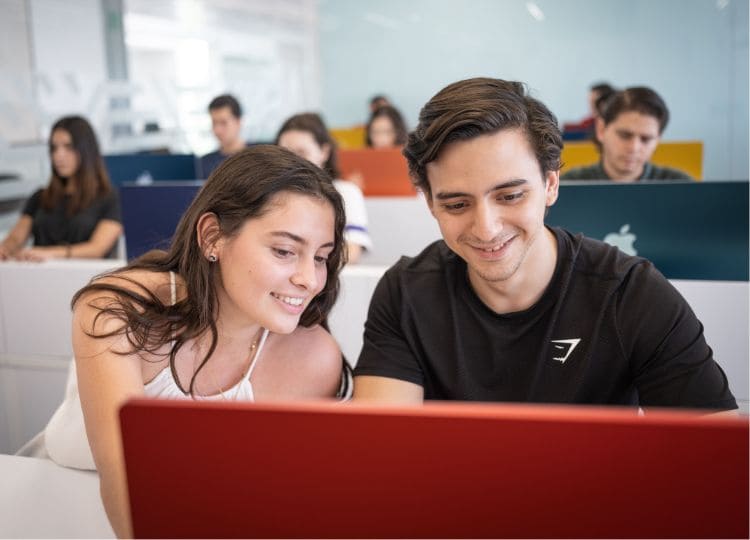 alumnos-en-clase-laptop