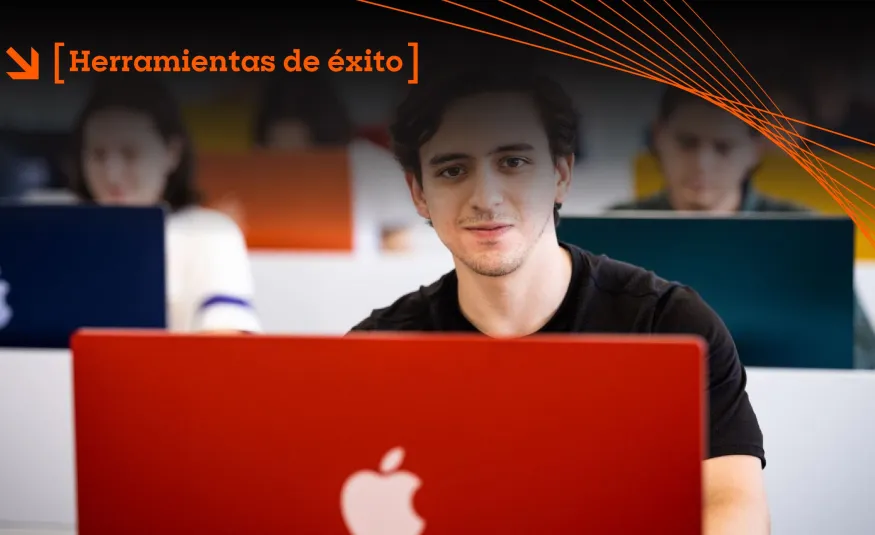 estudiante de la anahuac haciendo su cv 