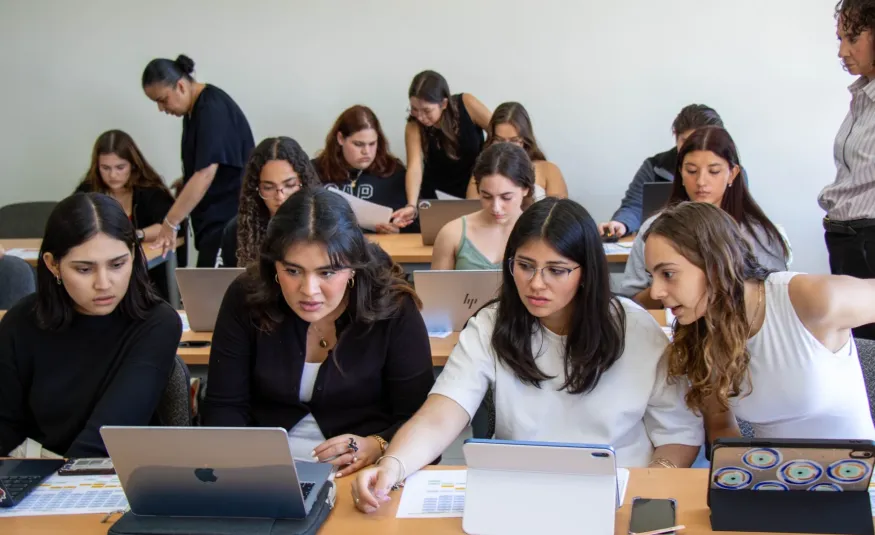 Clase de estudiantes Anáhuac trabajando en computadoras y dispositivos electrónicos | Educación del futuro