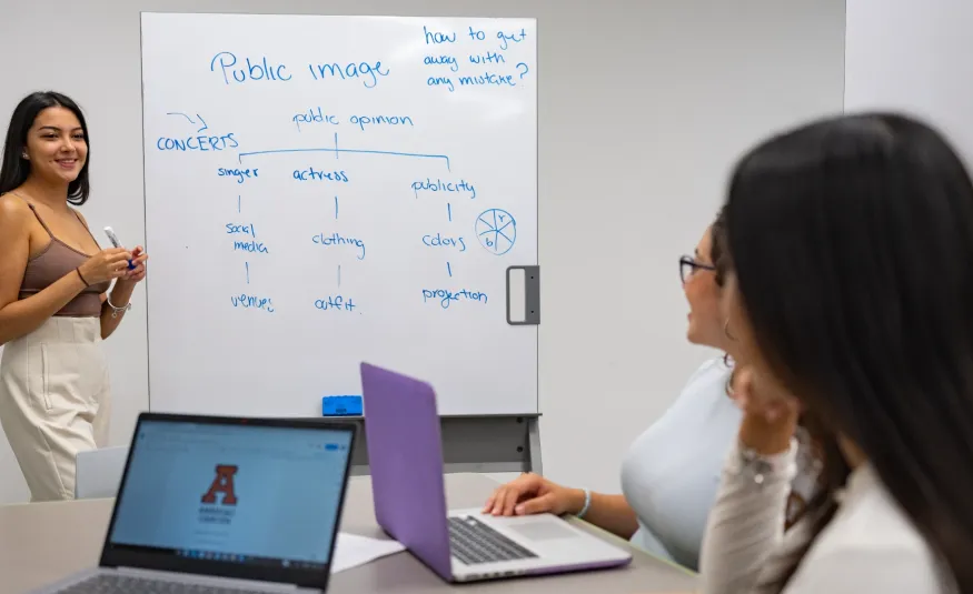 estudiantes de publicidad en clase anahuac