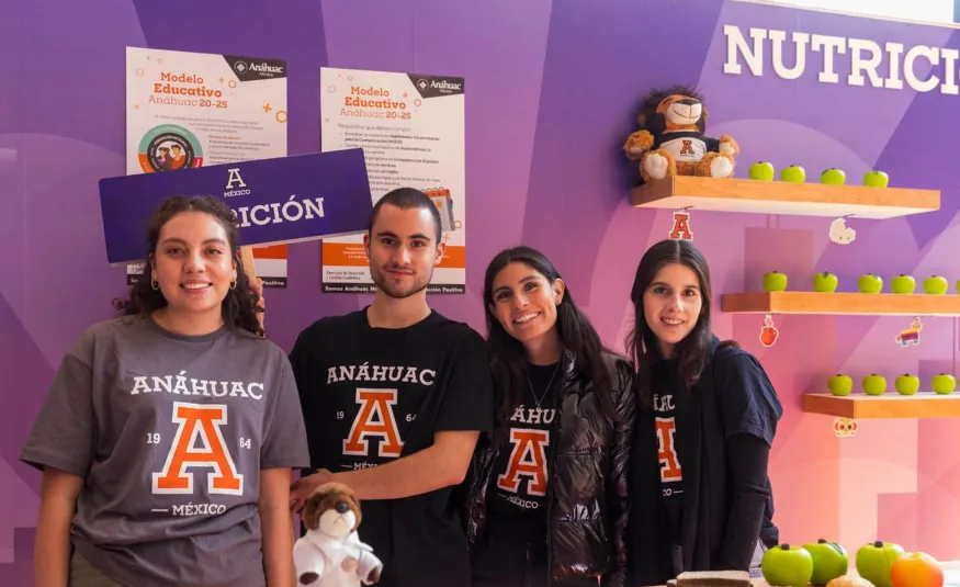Grupo de estudiantes de nutrición en una feria de carreras de la Anáhuac