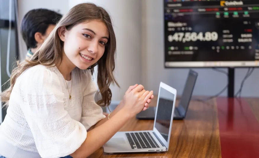Estudiante anahuac en clase analisis de datos