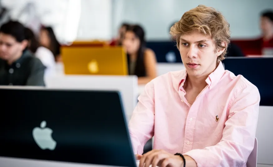 Estudiante de la anahuac haciendo su CV