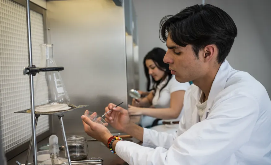 Estudiantes de carrera biomédica Anáhuac haciendo ejercicios en laboratorio