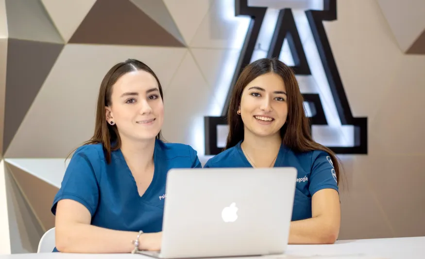estudiantes de medicina anahuac tramitando su cedula profesional