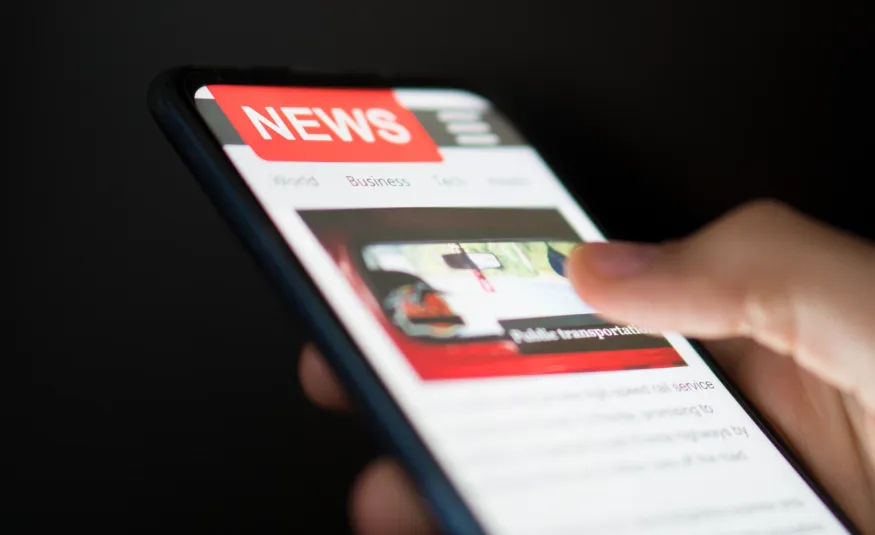 Persona scrolleando que son fake news en su celular