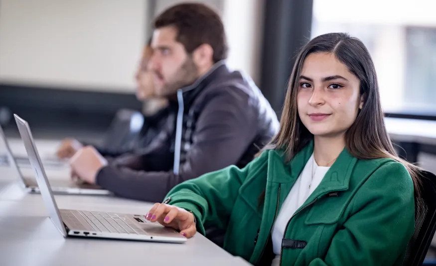 alumna de maestria anahuac en clase