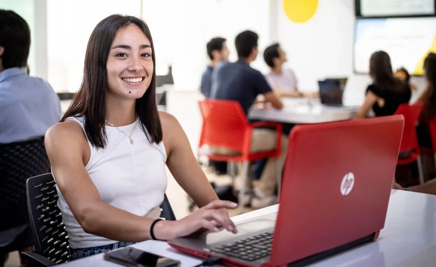 Estudiante evaluando plan de estudios de carrera economía