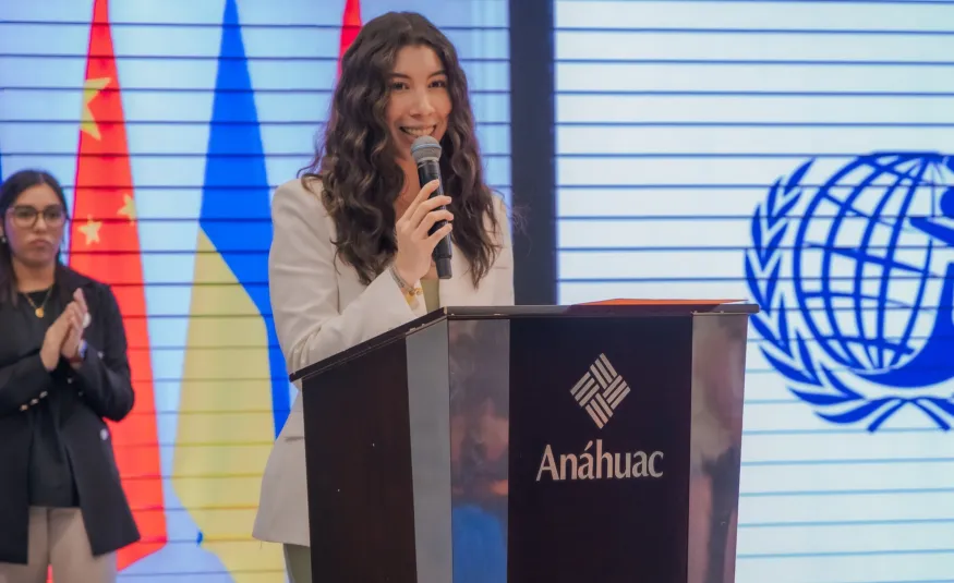 Estudiante de idiomas de la Anáhuac dando un discurso en un foro internacional