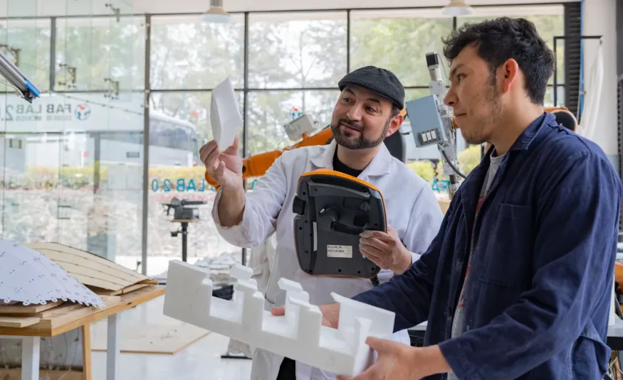 Estudiante de ingenieria industrial diseñando prototipo en laboratorio