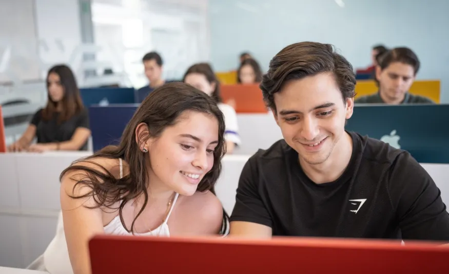Estudiantes de carrera de negocios internacionales en laboratorio de computo