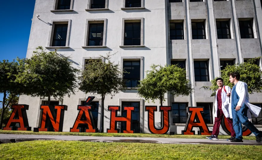 Alumnos medicina caminando por campus Anáhuac mejores carreras