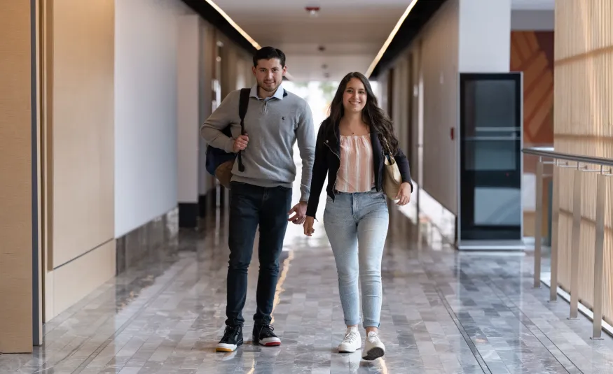 Alumnos Anahuac caminando por campus