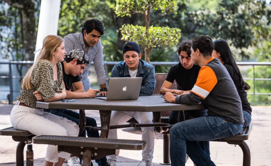 Estudiantes Anáhuac aplicando a prácticas profesionales en línea