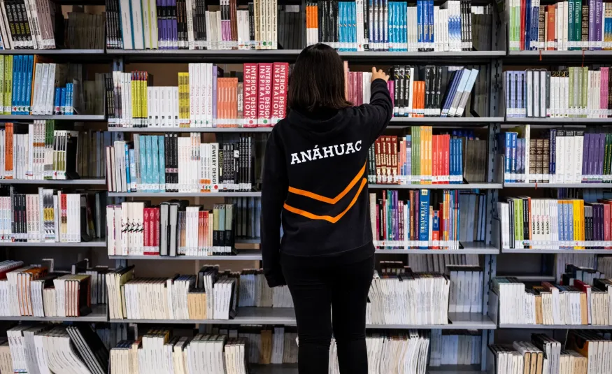 Estudiante con sudadera anahuac en la biblioteca