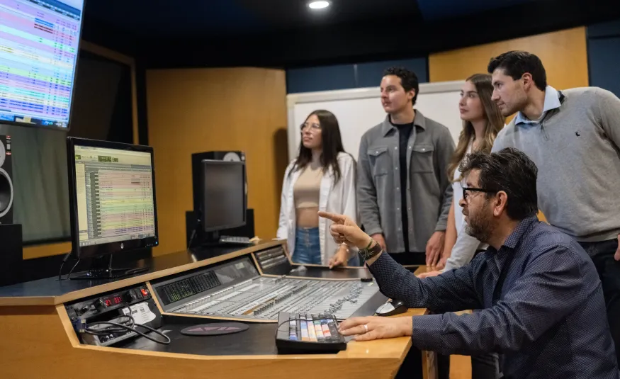Estudiantes de la carrera Música Contemporánea en la Anáhuac aprendiendo el impacto de la industria musical en Mexico