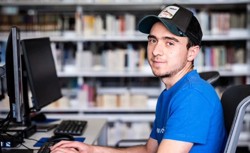 Estudiante anahuac usando el equipo de computo de la biblioteca
