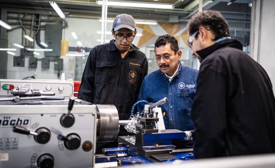 Estudiantes y maestro en taller de mecatrónica