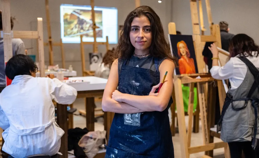 Estudiante de licenciatura en artes visuales en Anáhuac en clase de pintura con óleo