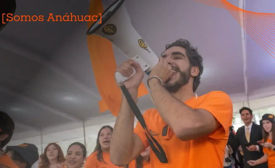 Estudiante de la anahuac ejerciendo el liderazgo en una actividad universitario