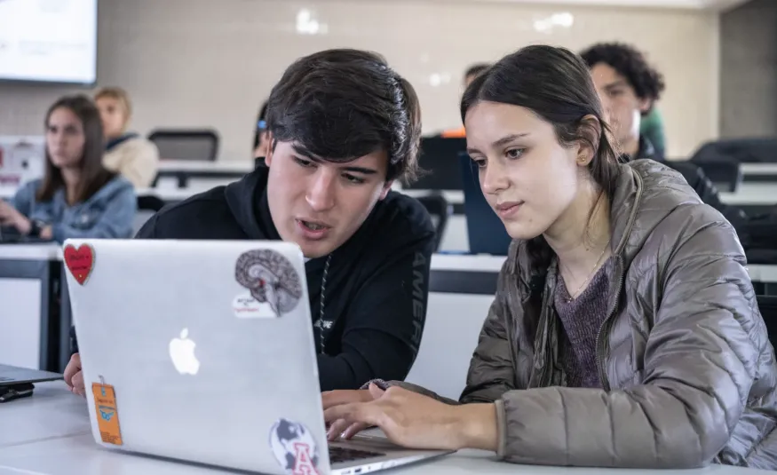 Alumnos en clase aprendiendo de nuevas herramientas para estudiar