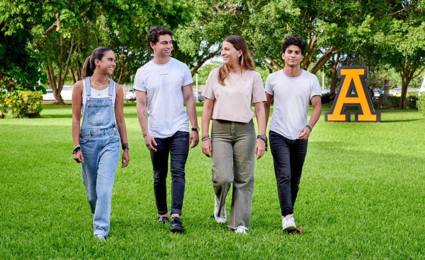 Estudiantes anáhuac caminando por el campus liderazgo