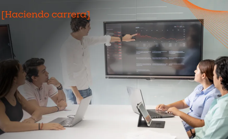 Estudiantes de actuaría de la Universidad Anáhuac evaluando predicciones de una empresa