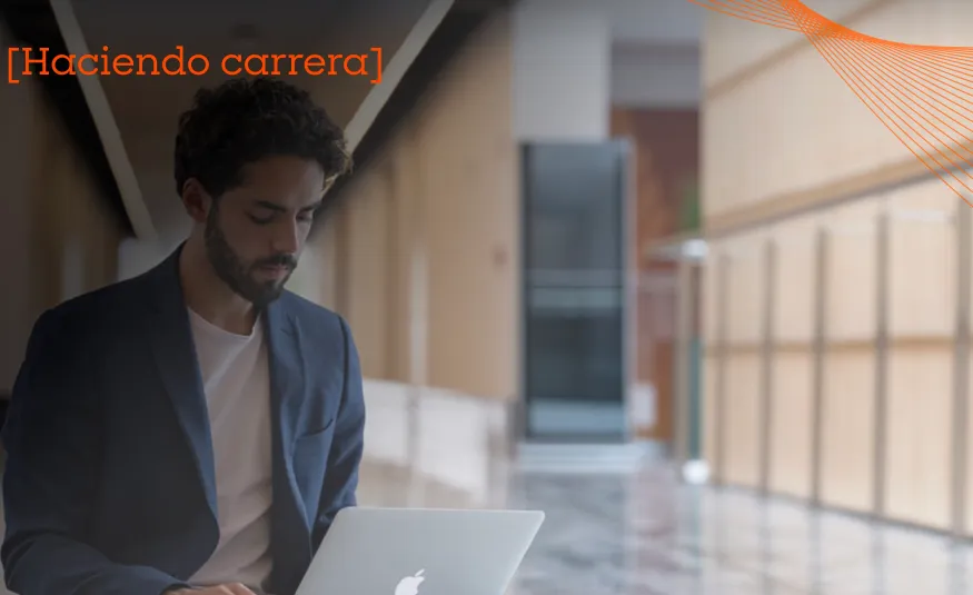 Hombre profesionista evaluando porque debería estudiar un MBA