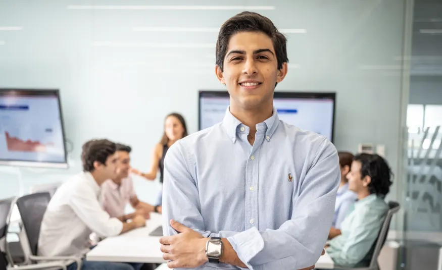 Hombre profesionista evaluando porque debería estudiar un MBA