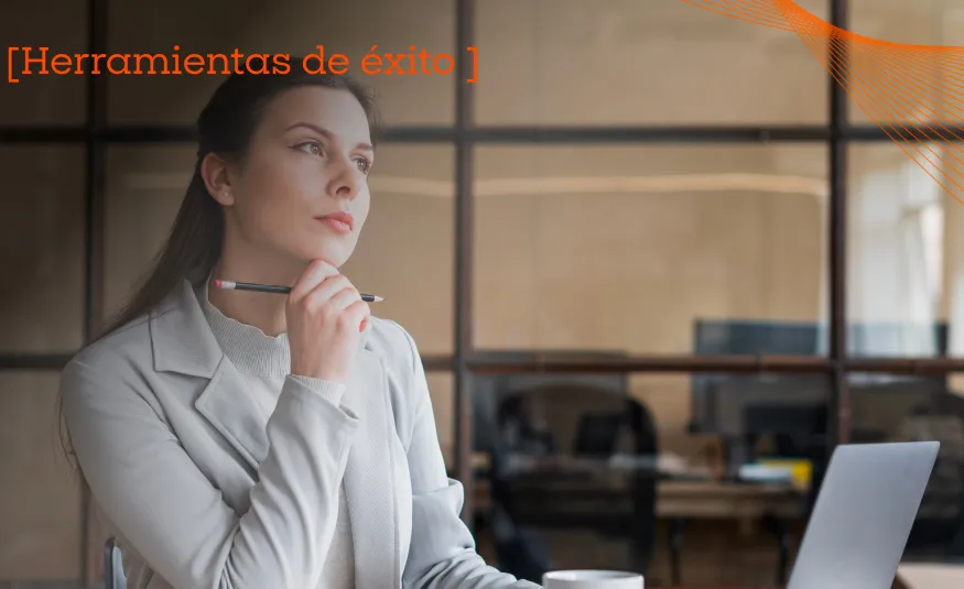 estudiante de posgrado analizando un plan de estudios