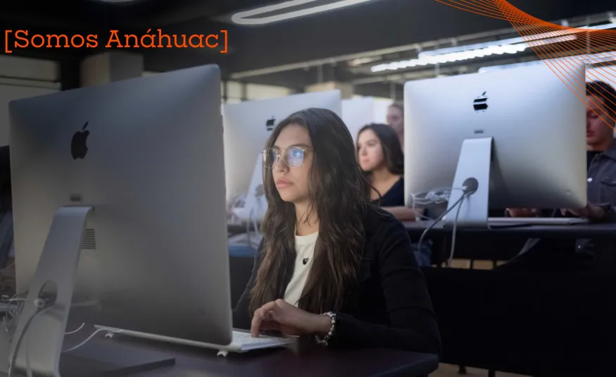 alumna de la anahuac en salon de computo 