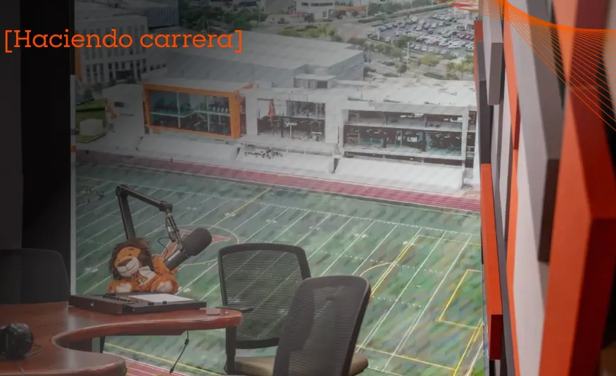 Imagen de cabina de locución campus Anáhuac Querétaro con vista a cancha depórtiva