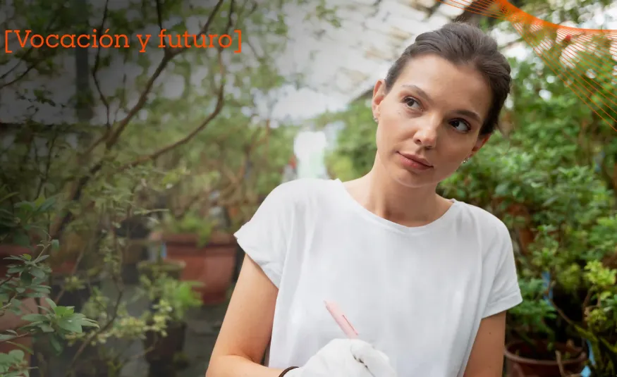estudiante de ingenieria ambiental con lapiz y libreta en la mano con arboles al fondo