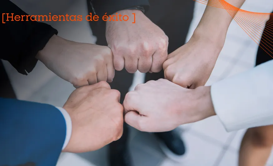 colaboradores chocando puños 