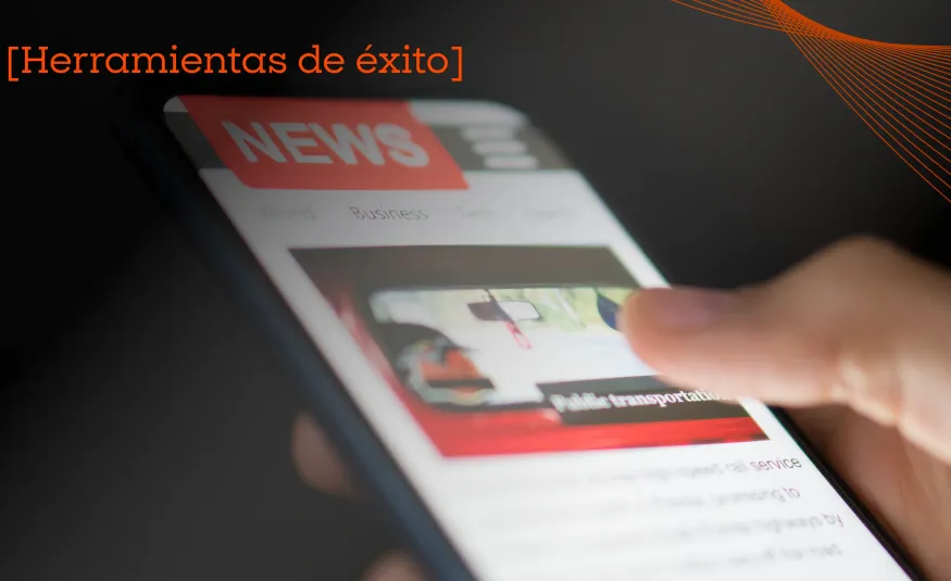 Persona scrolleando que son fake news en su celular