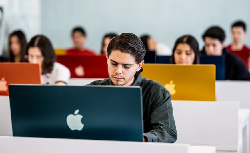 Alumnos aprendiendo sobre protección de derechos de autor