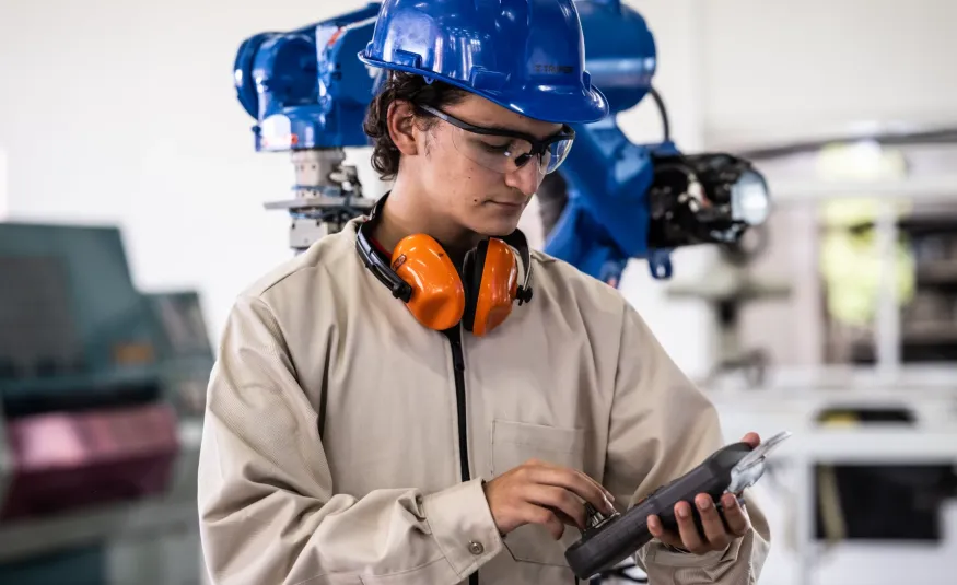 Estudiante mecanica haciendo ejercicio práctico laboratorio anahuac