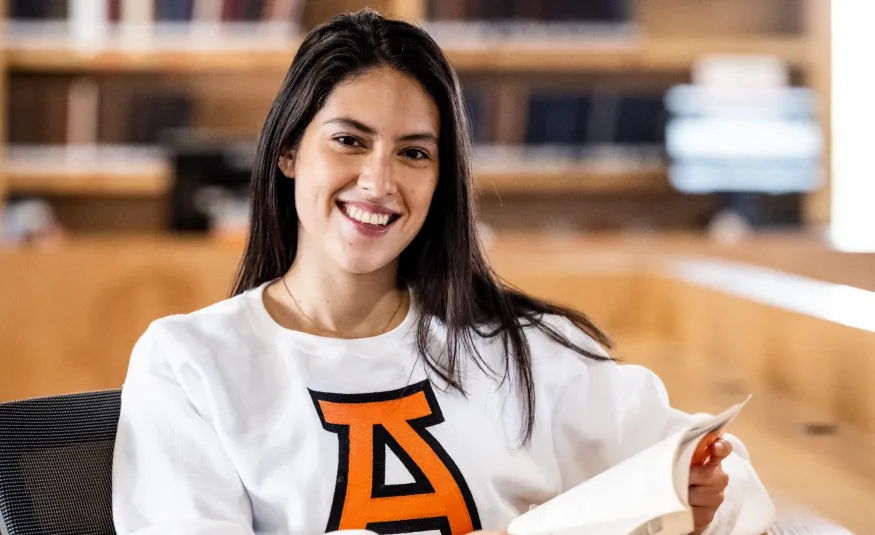 Alumna anahuac en biblioteca