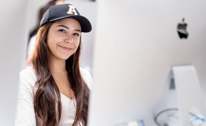 Estudiante diseño gráfico sonriendo en estudio de computo