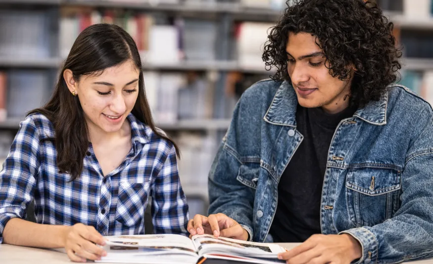 Estudiantes anahuac leyendo en biblioteca