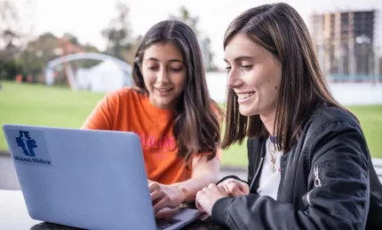 alumnas trabajando en campus con computadora