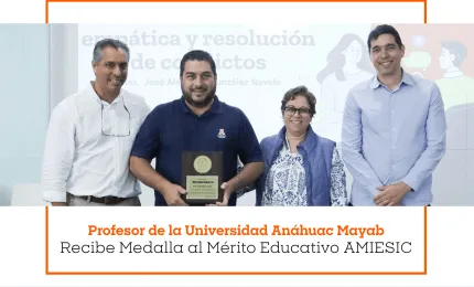 Profesor de la Universidad Anáhuac Mayab Recibe Medalla al Mérito Educativo AMIESIC