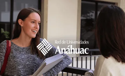 Dos mujeres jóvenes conversando en la universidad