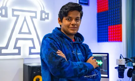 Estudiante de musica contemporanea en la anahuac en cabina de audio 3d