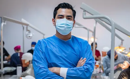 Estudiante de la Anáhuac en laboratorio de simulación odontológica