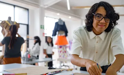 Estudiantes de moda en anahuac en estudio de telas