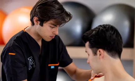 Estudiante de terapia física realizando un ejercicio práctico en el consultorio clínico de la Anáhuac